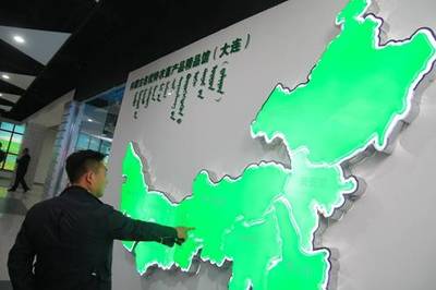 大連市記協(xié)愛(ài)心采訪團(tuán)11日奔赴內(nèi)蒙古援牧救旱