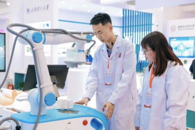 能手術、會艾灸 人工智能醫療機器人亮相成都，引領智能醫療新浪潮